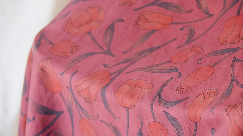 ผ้าไหมพิมพ์ลาย เนื้อเรียบ ย้อมกลบสี ขนาด 1x2.9เมตร ลายดอกไม้ สีเเดงเลือดหมู รหัส A4-CT-103080