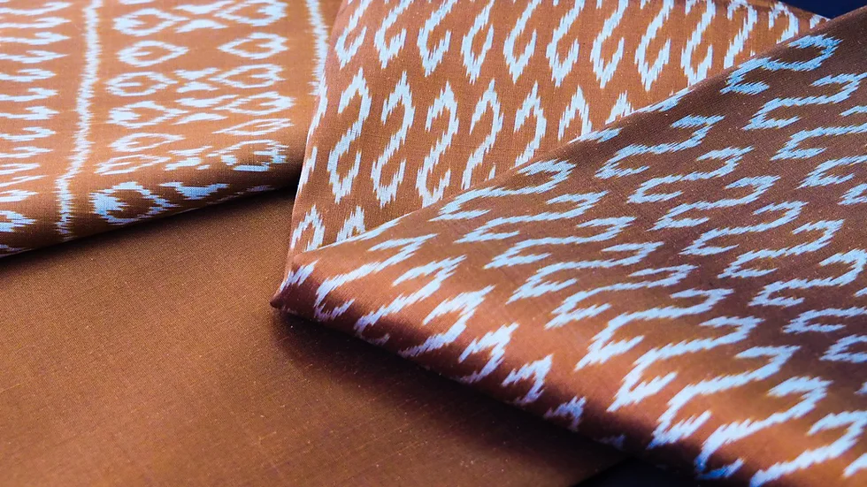 (ผ้าชุด)ไหมมัดหมี่ 3ตะกอ ไหมแท้ (ผ้าลาย 2หลา+สีพื้น2หลา) ลายขอพระราชทาน สีน้ำตาลแดง รหัส M2B-CT03046638