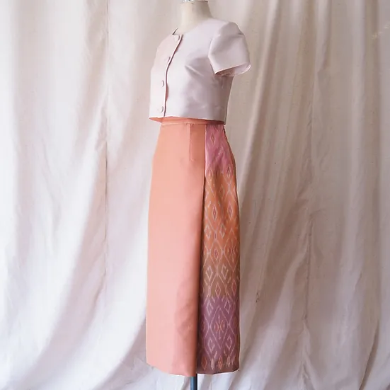 กระโปรงผ้าไหม ตัดสำเร็จ ผ้าไหมสีพื้นแทรกลายผ้าไหมมัดหมี่ ไซส์ L เฉดสีส้มโอลโรส รหัส WM-CT-SKU102459