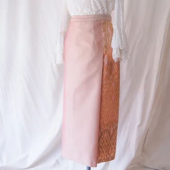 กระโปรงผ้าไหม ตัดสำเร็จ ผ้าไหมสีพื้นแทรกลายผ้าไหมมัดหมี่ ไซส์ L เฉดสีชมพูโอลโรส รหัส WM-CT-SKU102470