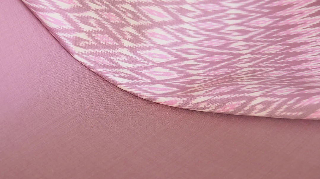 (ผ้าชุด) ผ้าไหมมัดหมี่ไหมแท้ (ผ้าลาย2หลา+สีพื้น2หลา) พื้นสีชมพู รหัส M2B-CT-102805