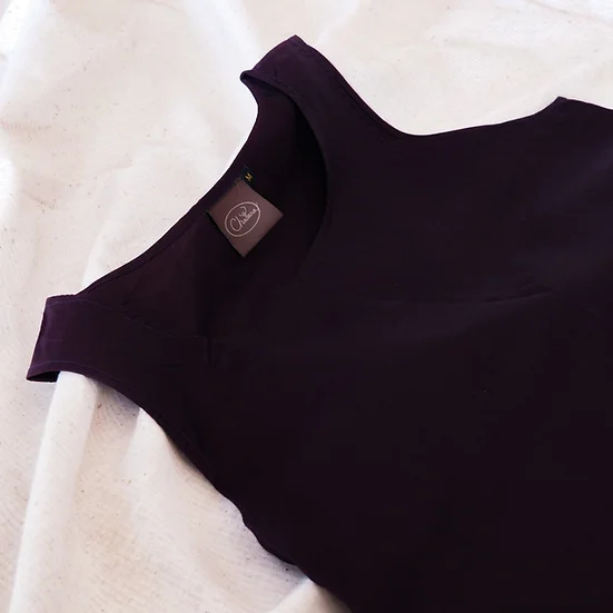 เสื้อแขนกุดไหมแท้ เฉดสีม่วงเข้ม รหัส TOP020