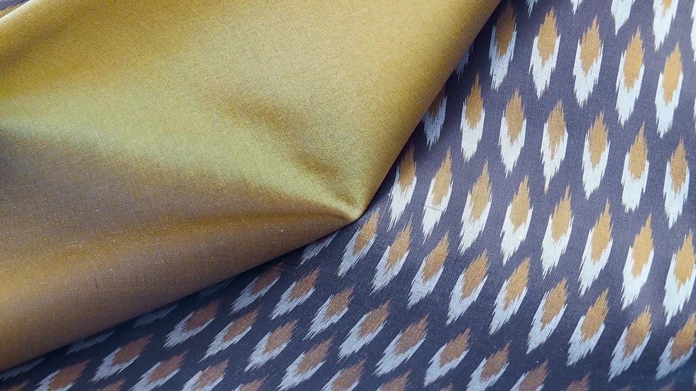 (ผ้าชุด)ไหมมัดหมี่ชุด 3ตะกอ ไหมแท้ (ผ้าลาย 2หลา+สีพื้น2หลา) ลายสร้อยดอกหมาก พื้นสีน้ำตาลทอง รหัส M3-CT-103014