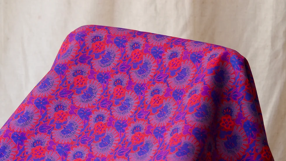 ผ้าไหมพิมพ์ลาย เนื้อเรียบ ขนาด 1x3หลา ลายดอกไม้ สีม่วงดอกแดง รหัส A4-CT-103071