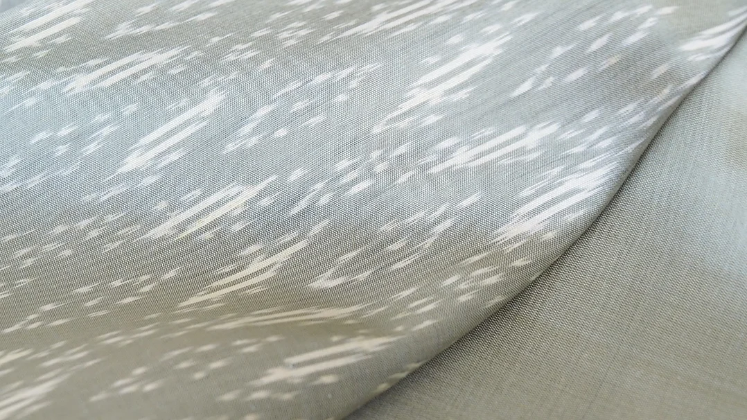 (ผ้าชุด) ผ้าไหมมัดหมี่ไหมแท้ (ผ้าลาย2หลา+สีพื้น2หลา) ลายนาคโคมเจ็ด พื้นสีเขียวนวลเทา รหัส M2B-CT-102578