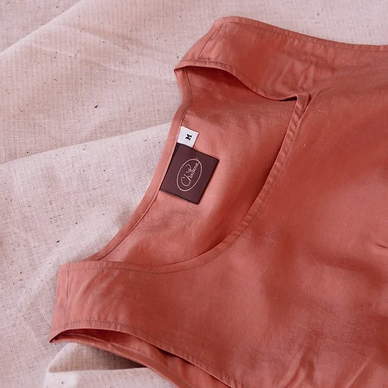 เสื้อแขนกุดไหมแท้ เฉดสีส้มอิฐิ รหัส TOP029