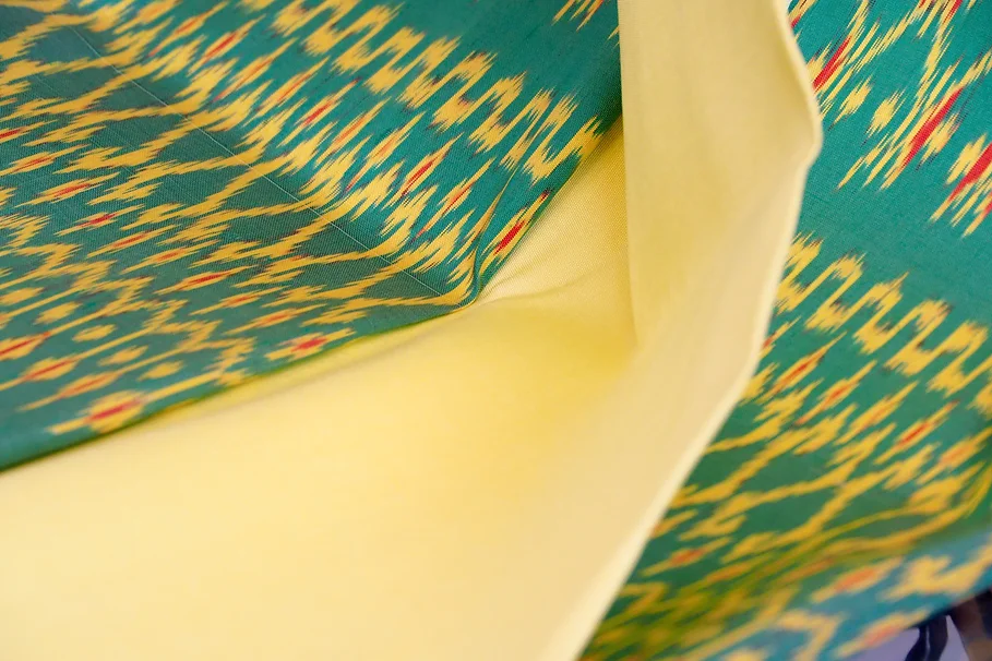 (ผ้าชุด) ผ้าไหมมัดหมี่ไหมแท้ (ผ้าลาย2หลา+สีพื้น2หลา) ลายดวงแหโคมห้า พื้นสีเขียวเหลือง รหัส M2B-CT-100425