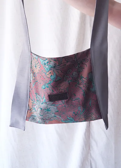 ย่าม ผ้าไหม+ลินิน ขนาด 20x30ซม ลายดอกไม้ พื้นสีเทา รหัส GLC-CT-102722