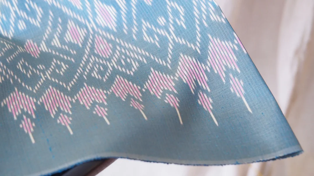 ผ้าไหมมัดหมี่ เนื้อเรียบ ไหมแท้ ขนาด 1x2หลา ลายขออุ้มหน่วย สีฟ้าหม่น รหัส CISP-CT-102526