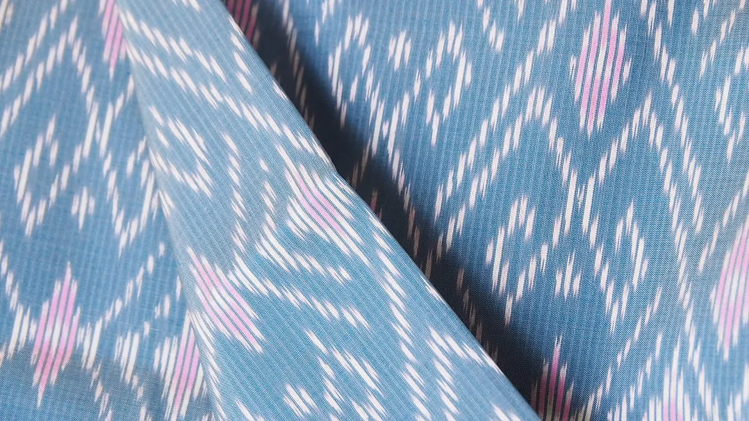 ผ้าไหมมัดหมี่ เนื้อเรียบ ไหมแท้ ขนาด 1x2หลา ลายขออุ้มหน่วย สีฟ้าหม่น รหัส CISP-CT-102526