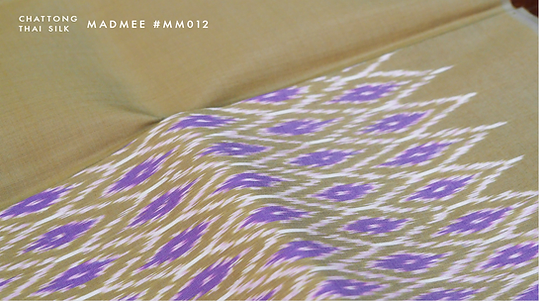 (ผ้าชุด) ผ้าไหมมัดหมี่ไหมแท้ (ผ้าลาย2หลา+สีพื้น2หลา) ลายดวงแหดอกแก้ว พื้นสีเหลืองน้ำตาลอมเทา รหัส M2B-CT-100009