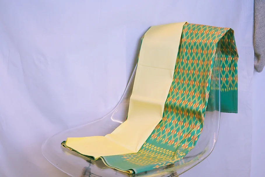 (ผ้าชุด) ผ้าไหมมัดหมี่ไหมแท้ (ผ้าลาย2หลา+สีพื้น2หลา) ลายดวงแหโคมห้า พื้นสีเขียวเหลือง รหัส M2B-CT-100425