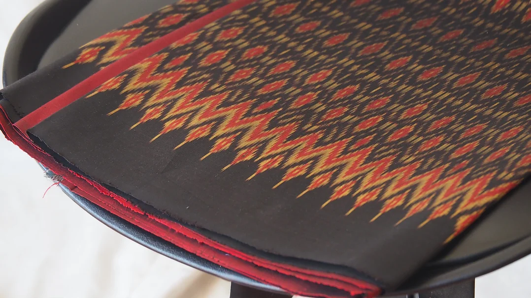 (ผ้าชุด) ผ้าไหมมัดหมี่ไหมแท้ (ผ้าลาย2หลา+สีพื้น2หลา) สีแดง รหัส M2B-CT-103030