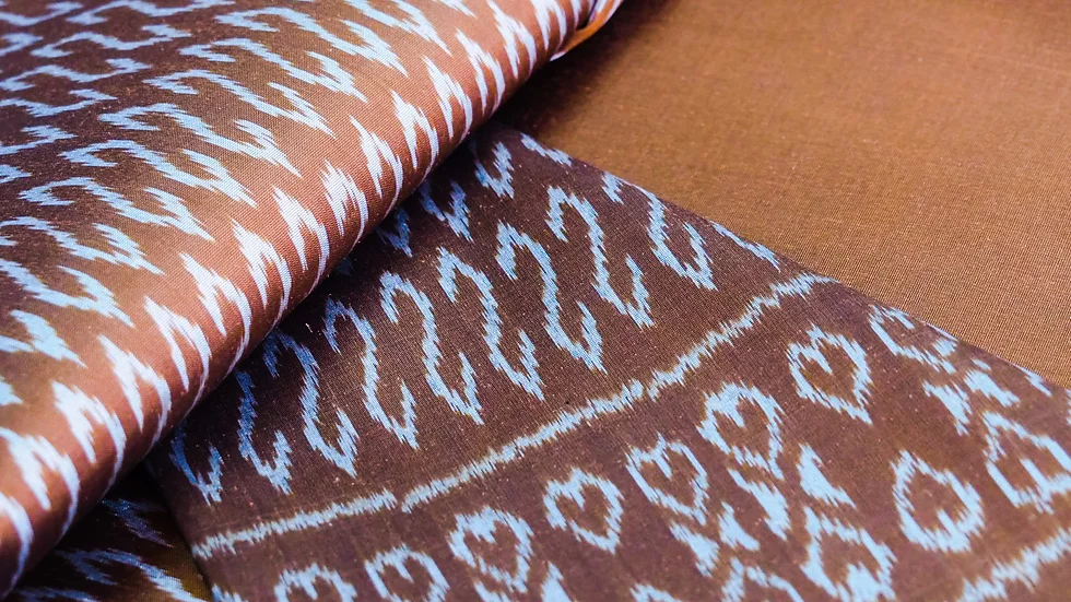 (ผ้าชุด)ไหมมัดหมี่ 3ตะกอ ไหมแท้ (ผ้าลาย 2หลา+สีพื้น2หลา) ลายขอพระราชทาน สีน้ำตาลแดง รหัส M2B-CT03046638