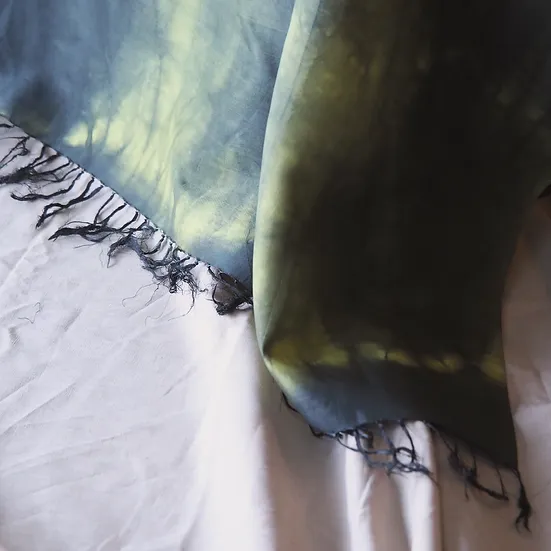 ผ้าคลุมไหล่ผ้าไหม ผืนใหญ่ มัดย้อม มีชายครุย ขนาด 100x215ซม. สีเขียวออกกรม รหัส ZYH-CT-102619