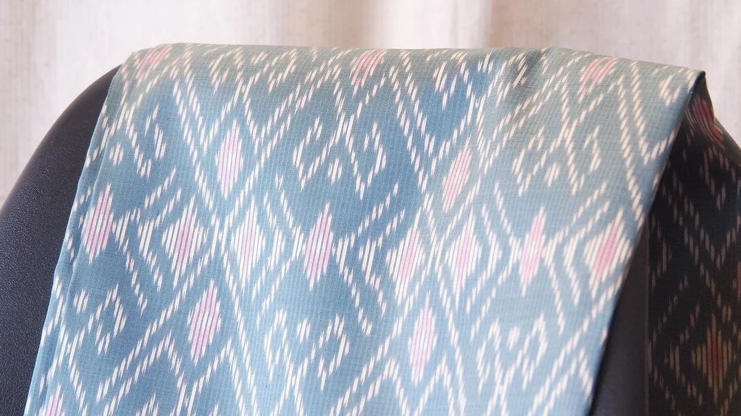 ผ้าไหมมัดหมี่ เนื้อเรียบ ไหมแท้ ขนาด 1x2หลา ลายขออุ้มหน่วย สีฟ้าหม่น รหัส CISP-CT-102526