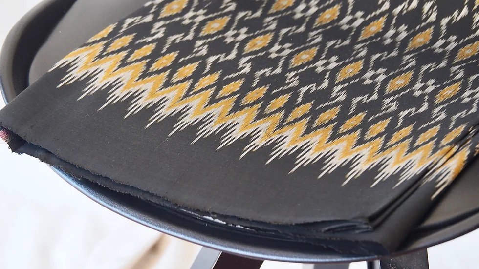 ซิ่น ผ้าไหมมัดหมี่ ไหทแท้ ขนาด 1x2หลา ลายก้ามปู พื้นสีดำเขียว รหัส R1Q-CT-1205675