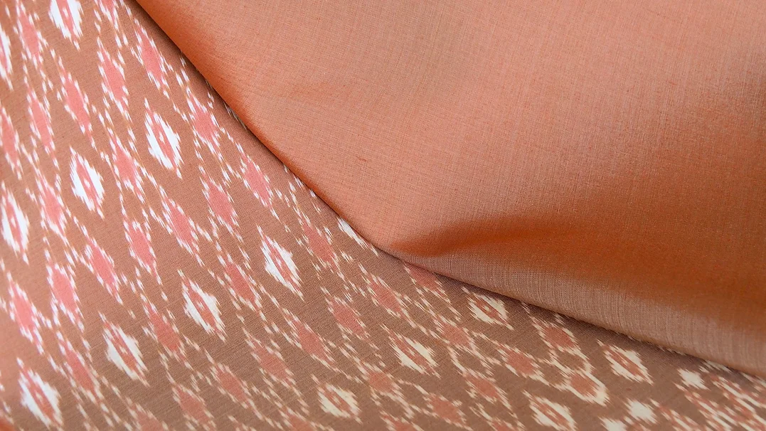 (ผ้าชุด) ผ้าไหมมัดหมี่ไหมแท้ (ผ้าลาย2หลา+สีพื้น2หลา) พื้นสีส้มอิฐ รหัส M2B-CT-102718