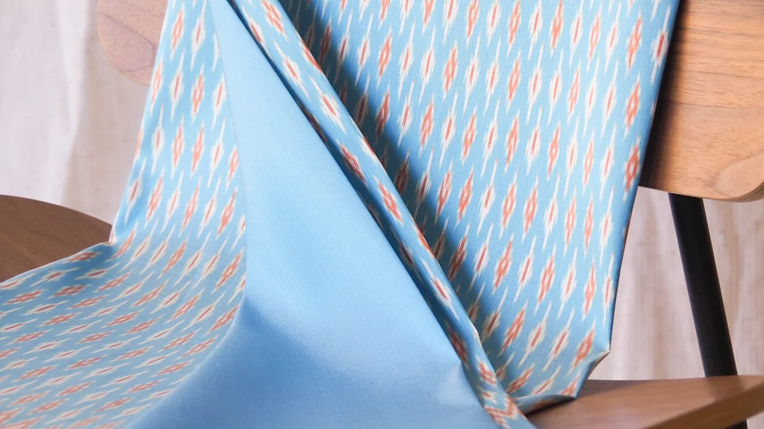 (ผ้าชุด)ไหมมัดหมี่ สองตะกอ ไหมแท้ (ผ้าลาย2หลา+สีพื้น2หลา) ลายดวงแหจับหว่าน พื้นสีฟ้าอ่อน รหัส M2B-CT-102072