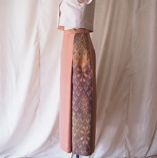 กระโปรงผ้าไหม ตัดสำเร็จ ผ้าไหมสีพื้นแทรกลายผ้าไหมมัดหมี่ ไซส์ L เฉดสีชมพูกะปิ รหัส WM-CT-SKU102461