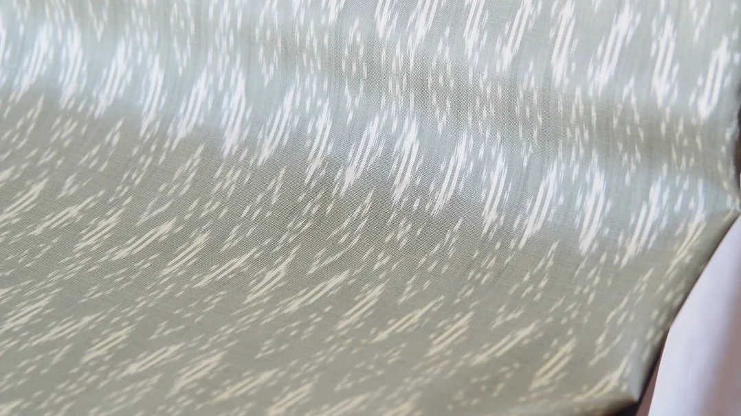 (ผ้าชุด) ผ้าไหมมัดหมี่ไหมแท้ (ผ้าลาย2หลา+สีพื้น2หลา) ลายนาคโคมเจ็ด พื้นสีเขียวนวลเทา รหัส M2B-CT-102578