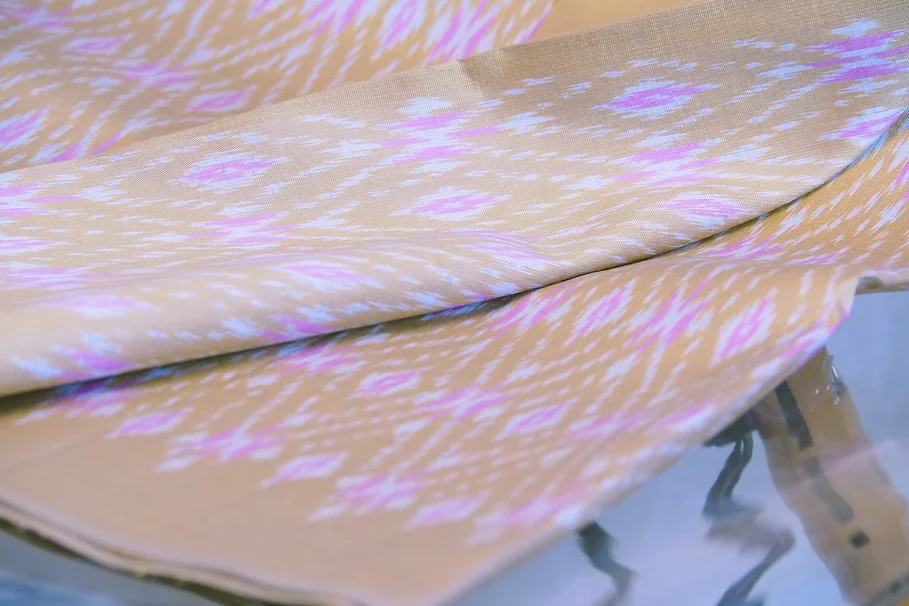 (ผ้าชุด) ผ้าไหมมัดหมี่ไหมแท้ (ผ้าลาย2หลา+สีพื้น2หลา) ลายไม้กฤษณา สีเหลืองทองฟาง รหัส M2B-CT-100435