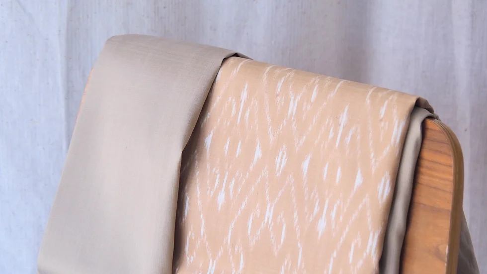 (ผ้าชุด)ไหมมัดหมี่ชุด 3ตะกอ ไหมแท้ (ผ้าลาย 2หลา+สีพื้น2หลา) พื้นสีน้ำตาลทองมุขสุข รหัส M3-CT-102766