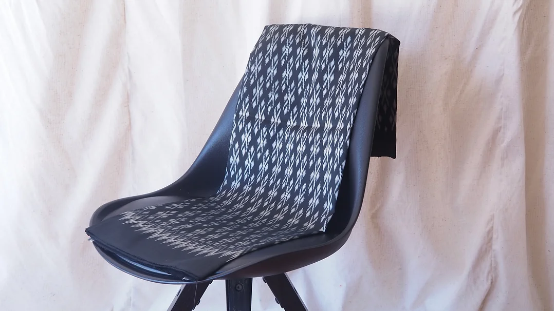 (ผ้าชุด) ผ้าไหมมัดหมี่ไหมแท้ (ผ้าลาย2หลา+สีพื้น2หลา) พื้นสีดำ รหัส M2B-CT-102655