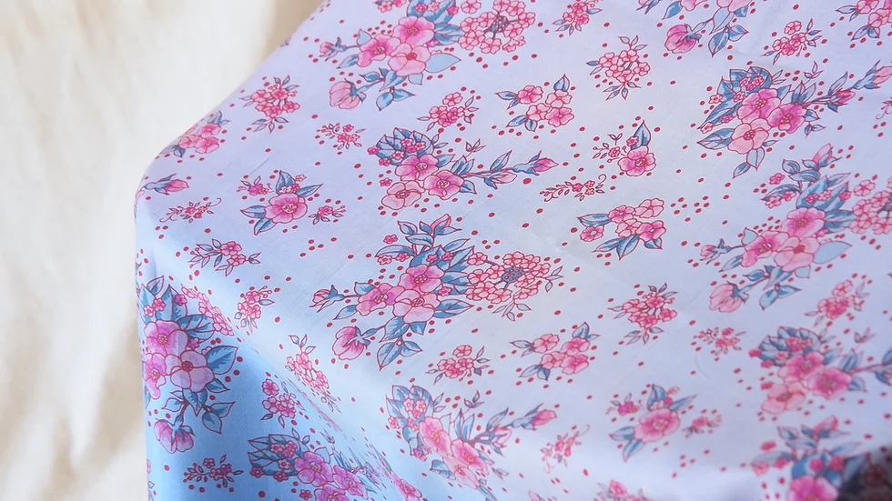 ผ้าไหมพิมพ์ลาย เนื้อเรียบ สไลด์สี ขนาด 1x4เมตร ลายดอกไม้ สีฟ้าอ่อน รหัส A4-CT-103078