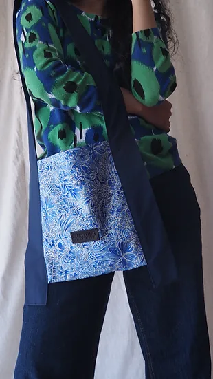 ย่ามผ้าไหม+ฝ้าย ขนาด 20x30ซม ลายดอกไม้ พื้นสีน้ำเงิน รหัส GLC-CT-102727