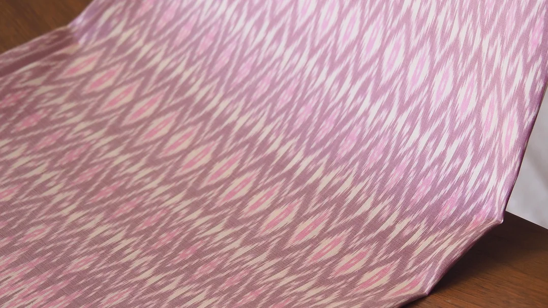 (ผ้าชุด) ผ้าไหมมัดหมี่ไหมแท้ (ผ้าลาย2หลา+สีพื้น2หลา) พื้นสีชมพู รหัส M2B-CT-102805