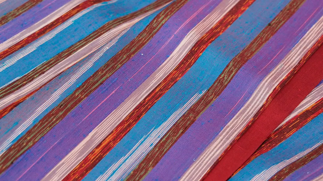 (ผ้าชุด) ผ้าไหมมัดหมี่ไหมแท้ (ผ้าลาย2หลา+สีพื้น2หลา) ลายน้ำไหล พื้นสีคละสี รหัส M2B-CT-100970