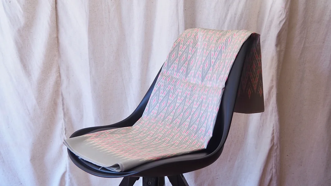 (ผ้าชุด) ผ้าไหมมัดหมี่ไหมแท้ (ผ้าลาย2หลา+สีพื้น2หลา) พื้นสีเทา รหัส M2B-CT-102658