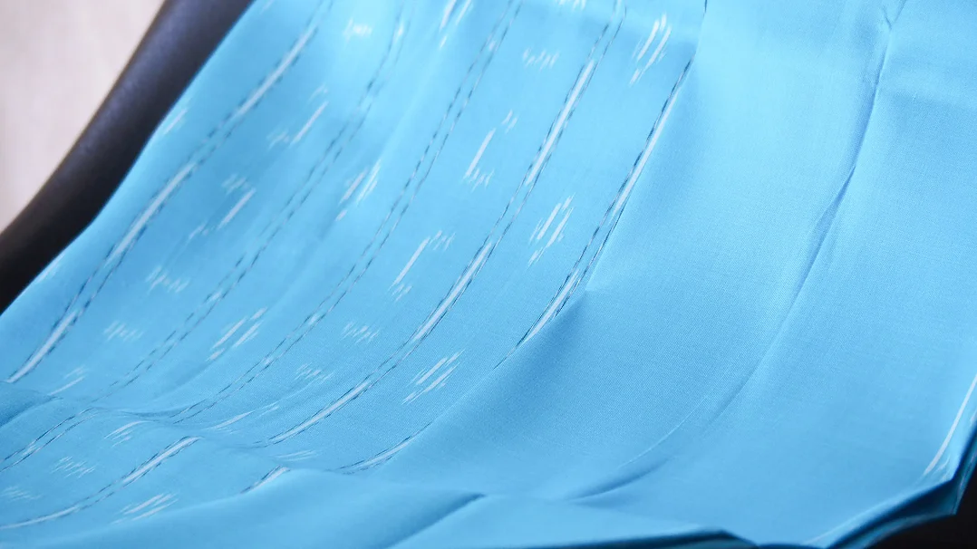 (ผ้าชุด)ไหมมัดหมี่ สองตะกอ ไหมแท้ (ผ้าลาย2หลา+สีพื้น2หลา) พื้นสีฟ้าใส รหัส M2B-CT-102300