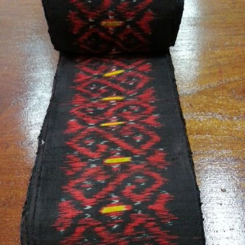 ตีนซิ่นลายมัดหมี่ไหมแท้ ทอมือ ขนาด 4.5นิ้วx1.9เมตร สีดำ รหัส WN-119-05076816