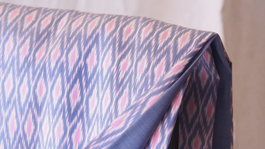 (ผ้าชุด) ผ้าไหมมัดหมี่ไหมแท้ (ผ้าลาย2หลา+สีพื้น2หลา) ลายดวงแหดอกแก้ว พื้นสีเทาเย็น รหัส M2B-CT-102415