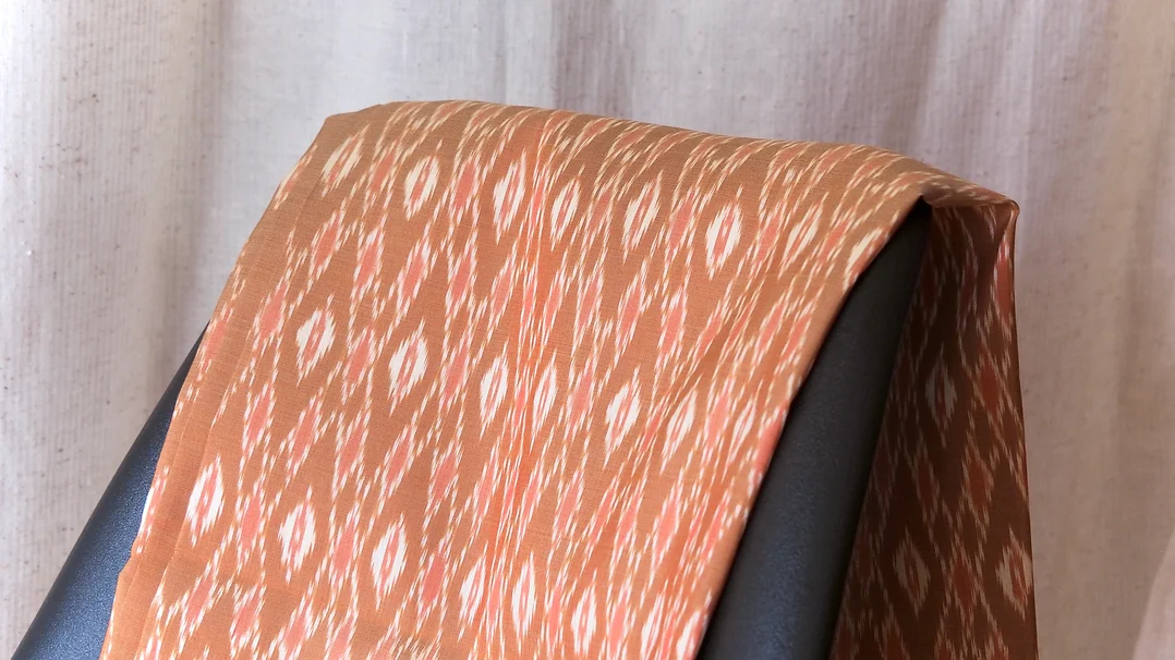 (ผ้าชุด) ผ้าไหมมัดหมี่ไหมแท้ (ผ้าลาย2หลา+สีพื้น2หลา) พื้นสีส้มอิฐ รหัส M2B-CT-102718