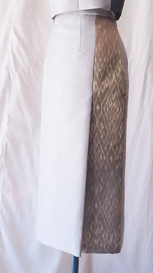 กระโปรงผ้าไหม ตัดสำเร็จ ผ้าไหมสีพื้นแทรกลายผ้าไหมมัดหมี่ ไซส์ M เฉดสีเทา รหัส WM-CT-SKU102306