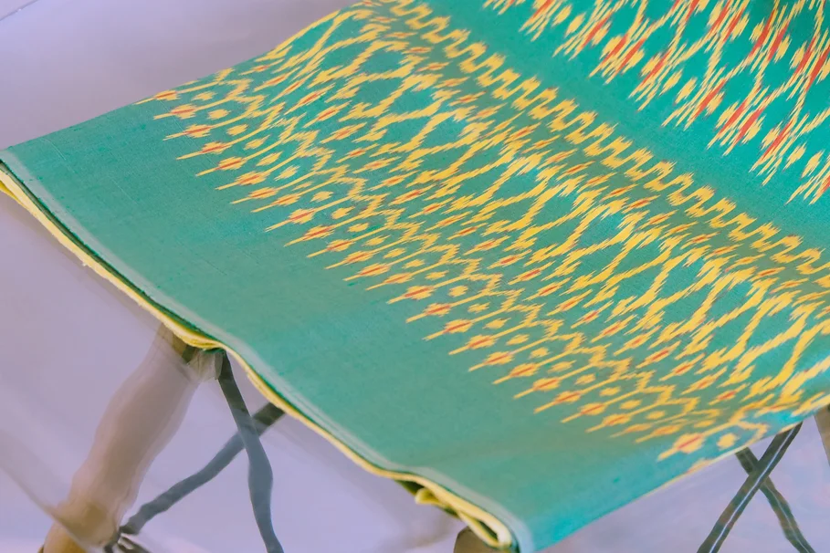 (ผ้าชุด) ผ้าไหมมัดหมี่ไหมแท้ (ผ้าลาย2หลา+สีพื้น2หลา) ลายดวงแหโคมห้า พื้นสีเขียวเหลือง รหัส M2B-CT-100425