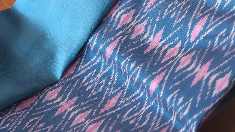 (ผ้าชุด)ไหมมัดหมี่ 3ตะกอ ไหมแท้ (ผ้าลาย 2หลา+สีพื้น2หลา) ลายขออุ้มหน่วย พื้นสีฟ้าทะเล รหัส M3-CT-052067