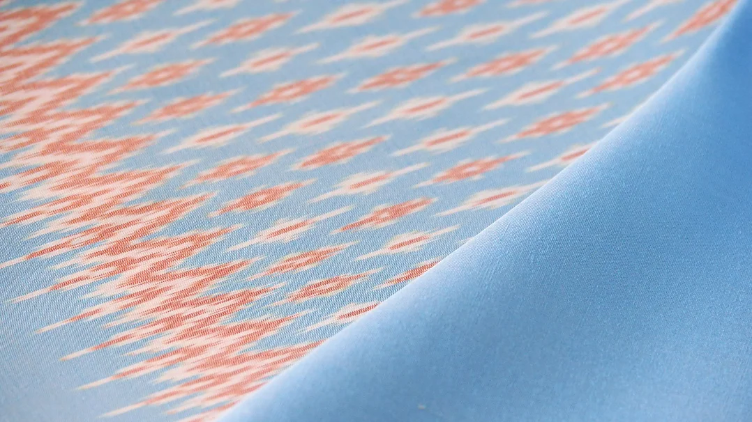 (ผ้าชุด)ไหมมัดหมี่ สองตะกอ ไหมแท้ (ผ้าลาย2หลา+สีพื้น2หลา) ลายดวงแหจับหว่าน พื้นสีฟ้าอ่อน รหัส M2B-CT-102072