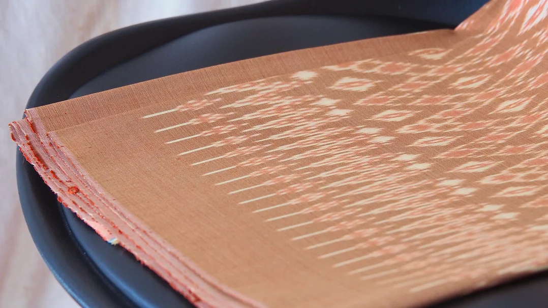 (ผ้าชุด) ผ้าไหมมัดหมี่ไหมแท้ (ผ้าลาย2หลา+สีพื้น2หลา) พื้นสีส้มอิฐ รหัส M2B-CT-102718