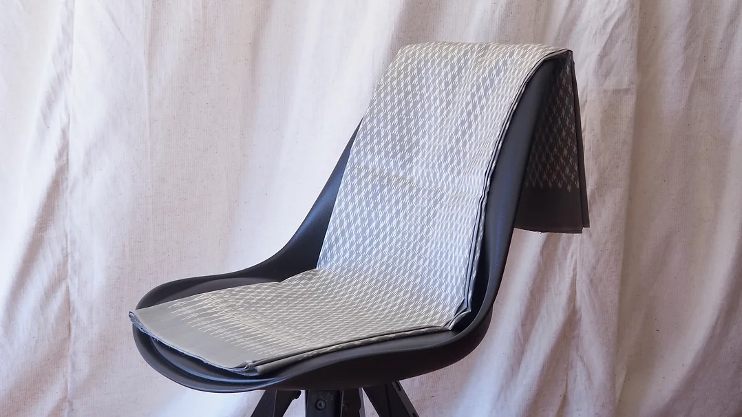 (ผ้าชุด) ผ้าไหมมัดหมี่ไหมแท้ (ผ้าลาย2หลา+สีพื้น2หลา) พื้นสีเทา รหัส M2B-CT-102659