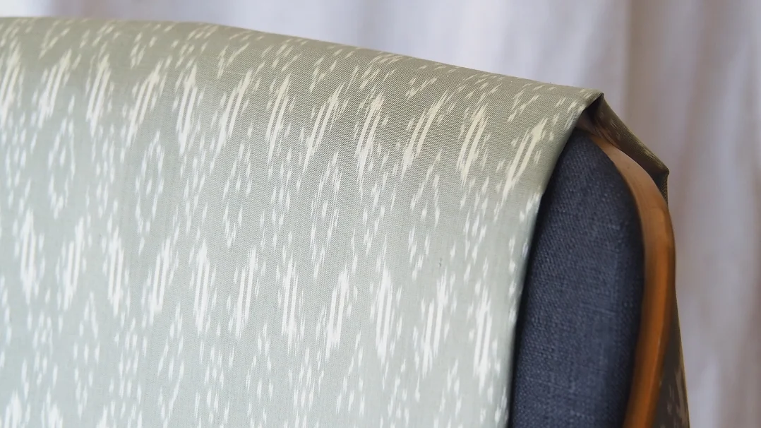 (ผ้าชุด) ผ้าไหมมัดหมี่ไหมแท้ (ผ้าลาย2หลา+สีพื้น2หลา) ลายนาคโคมเจ็ด พื้นสีเขียวนวลเทา รหัส M2B-CT-102578