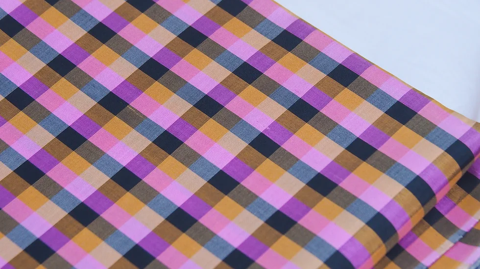 ผ้าไหมลายสก็อต เนื้อเรียบ ขายตามความยาวหลาา สีคละสี รหัส A8-CT-100229