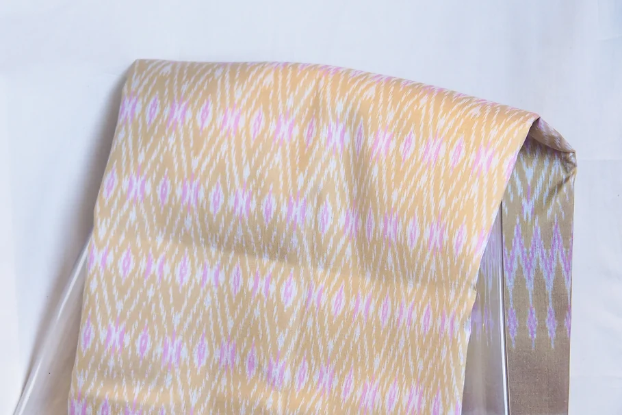 (ผ้าชุด) ผ้าไหมมัดหมี่ไหมแท้ (ผ้าลาย2หลา+สีพื้น2หลา) ลายไม้กฤษณา สีเหลืองทองฟาง รหัส M2B-CT-100435