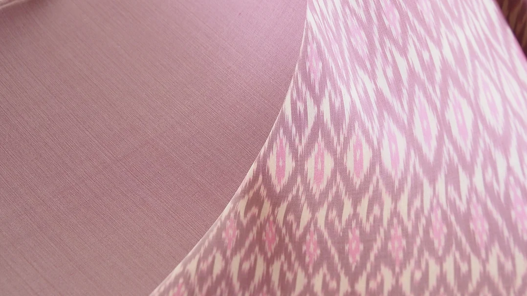 (ผ้าชุด) ผ้าไหมมัดหมี่ไหมแท้ (ผ้าลาย2หลา+สีพื้น2หลา) พื้นสีชมพู รหัส M2B-CT-102805