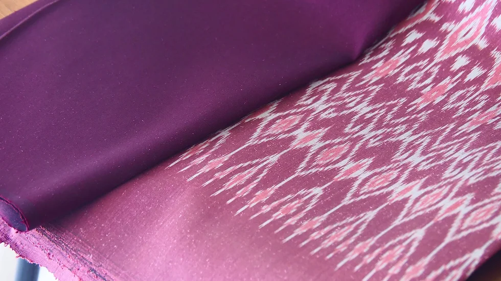 (ผ้าชุด)ไหมมัดหมี่ชุด 3ตะกอ ไหมแท้ (ผ้าลาย 2หลา+สีพื้น2หลา) พื้นสีม่วงแดงเข้ม รหัส M3-CT-102765