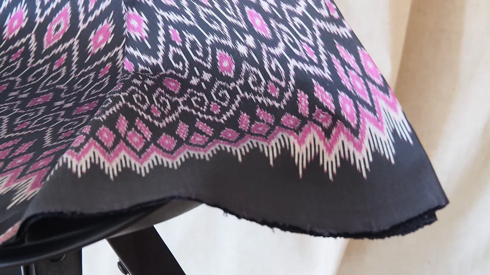 ซิ่น ผ้าไหมมัดหมี่ ไหทแท้ ขนาด 1x2หลา ลายมะเกลือ พื้นสีดำ รหัส R1Q-CT-1205676