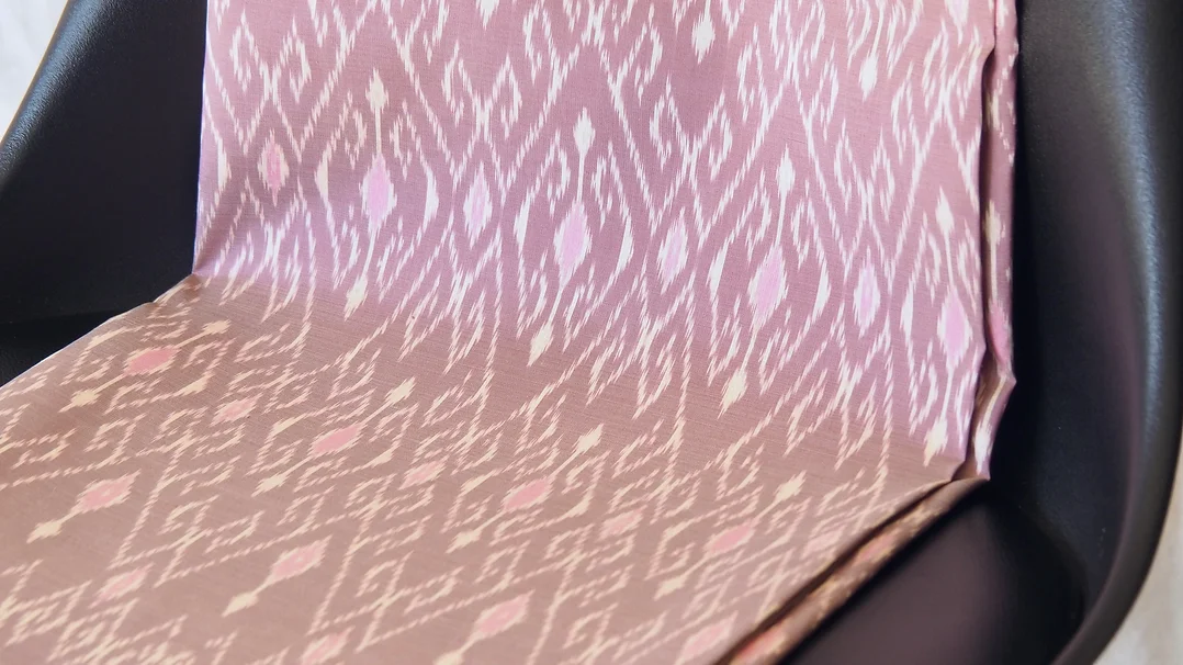 (ผ้าชุด) ผ้าไหมมัดหมี่ไหมแท้ (ผ้าลาย2หลา+สีพื้น2หลา) พื้นสีชมพู รหัส M2B-CT-103029